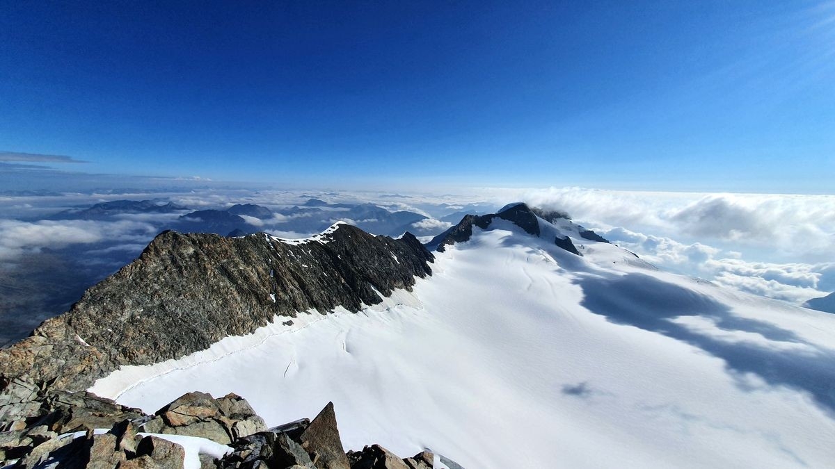 Bernina-Überschreitung 74: Der Piz Zupo ist erreicht und die nächsten Gipfel in Sicht. Der lange Bellavista-Grat, weiter im Hintergrund Piz Spinas und hinter den Wolken versteckt Piz Palü Bernina-Überschreitung 74: Der Piz Zupo ist erreicht und die nächsten Gipfel in Sicht. Der lange Bellavista-Grat, weiter im Hintergrund Piz Spinas und hinter den Wolken versteckt Piz Palü