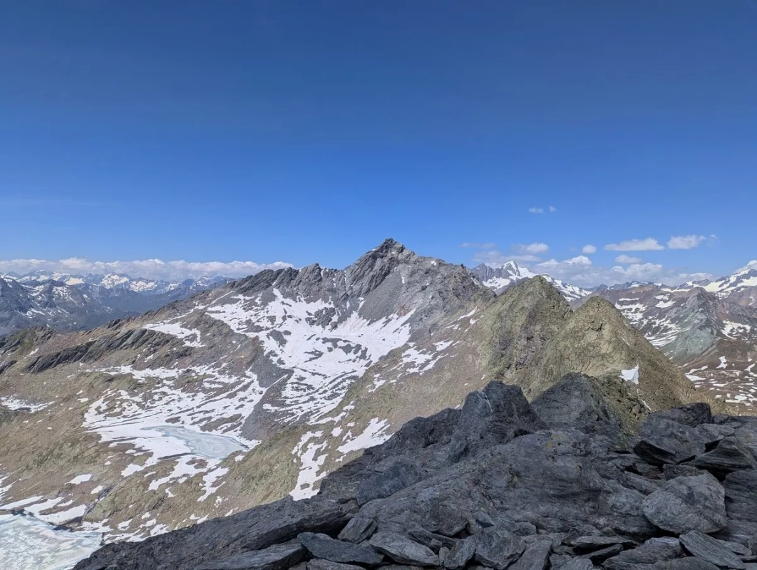 Blick von der Seespitze auf die Alplesspitze im Sommer 2025 Blick von der Seespitze auf die Alplesspitze im Sommer 2025