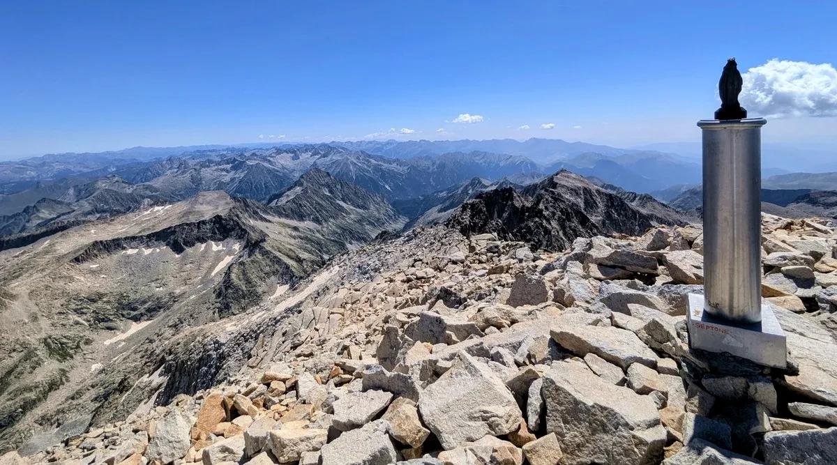 Aneto Besteigung 35: Foto vom Gpifel mit Madonna. Aneto Besteigung 35: Foto vom Gpifel mit Madonna.