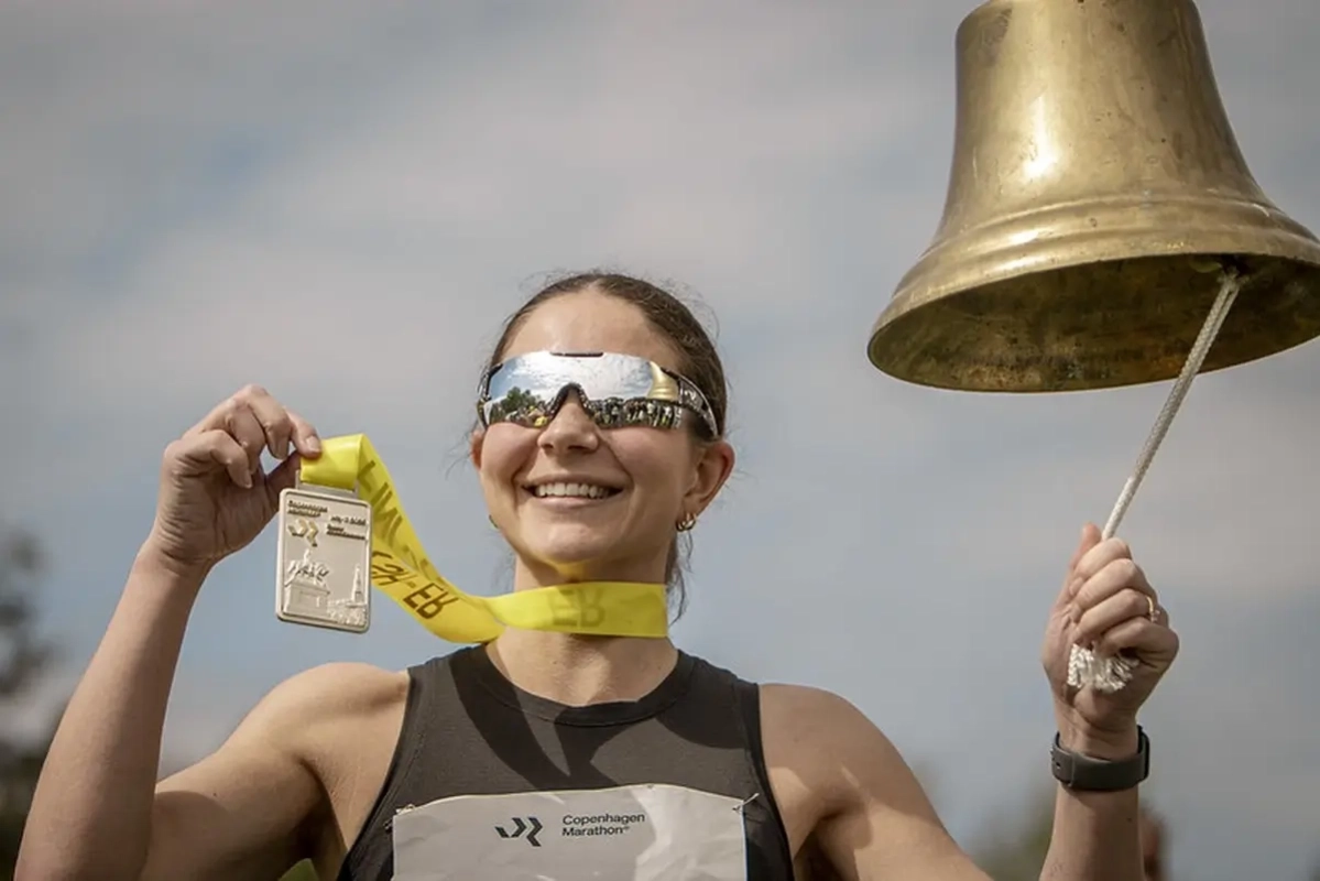 Zielglocke beim Kopenhagen Marathon 2025 (Foto: © Sparta Atletik og Løb) Zielglocke beim Kopenhagen Marathon 2025 (Foto: © Sparta Atletik og Løb)