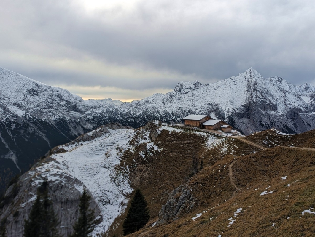 Schönberg Wanderung 09: Rotmoosalm mit Karkopf und Hohe Wand im Hintergrund. Schönberg Wanderung 09: Rotmoosalm mit Karkopf und Hohe Wand im Hintergrund.