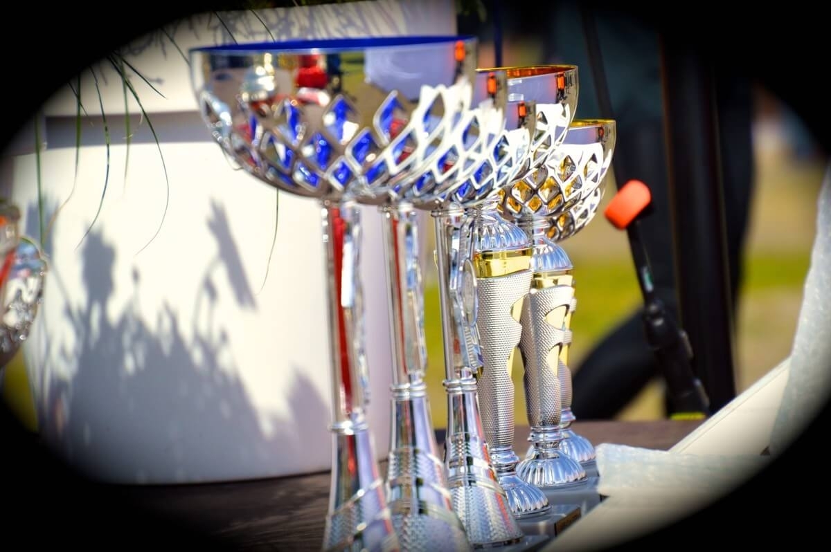 Sachsenhausen-Gedenklauf Oranienburg 2023 Pokale, Foto: © Veranstalter Sachsenhausen-Gedenklauf Oranienburg 2023 Pokale, Foto: © Veranstalter