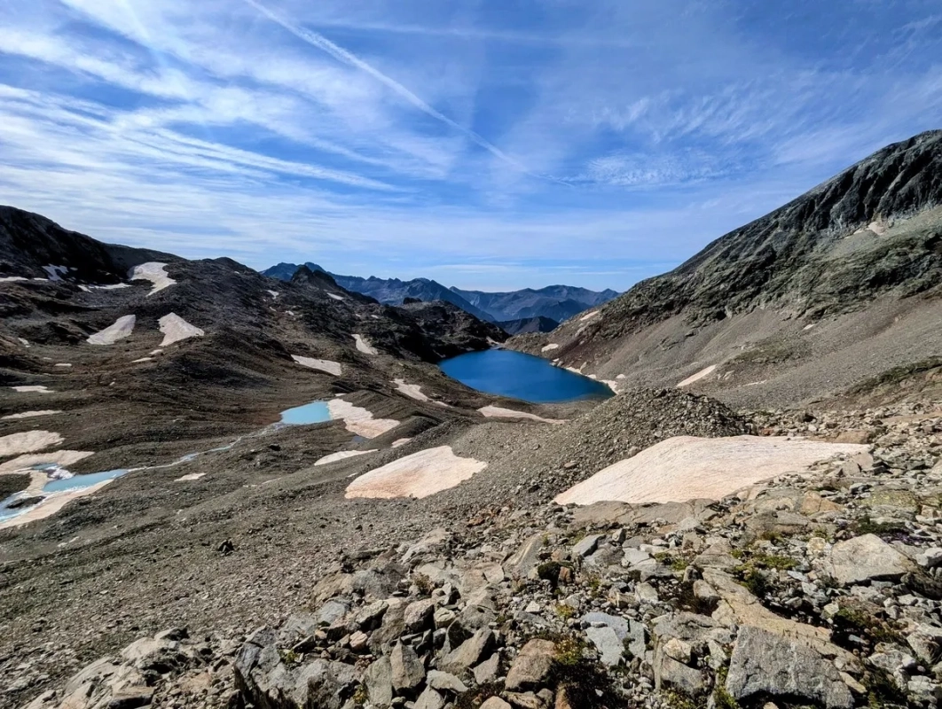 Perdiguero Wanderung 19: Blick zurück im Aufstieg auf den Bergsee. Perdiguero Wanderung 19: Blick zurück im Aufstieg auf den Bergsee.