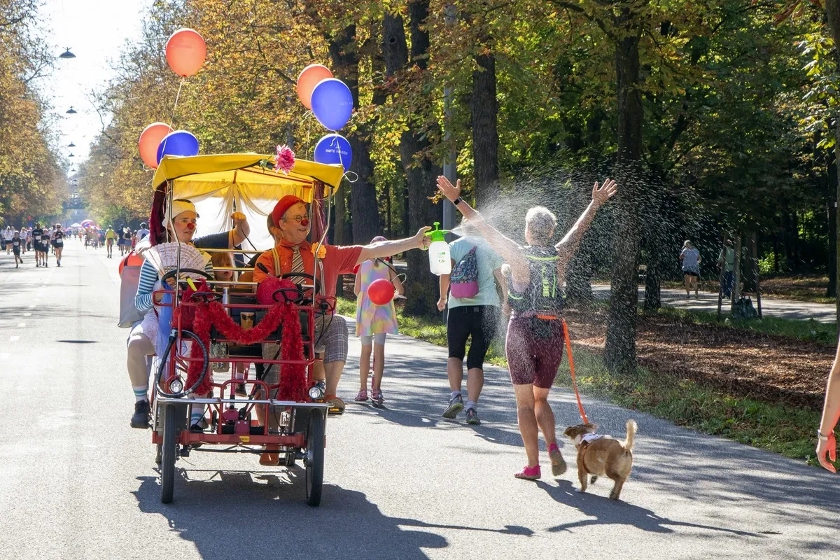 Rote Nasen Lauf Wien 2024: Das Motto des ROTE NASEN LAUF lautet Nase auf und lauf. (Foto: © Jürgen Hammerschmid) Rote Nasen Lauf Wien 2024: Das Motto des ROTE NASEN LAUF lautet Nase auf und lauf. (Foto: © Jürgen Hammerschmid)