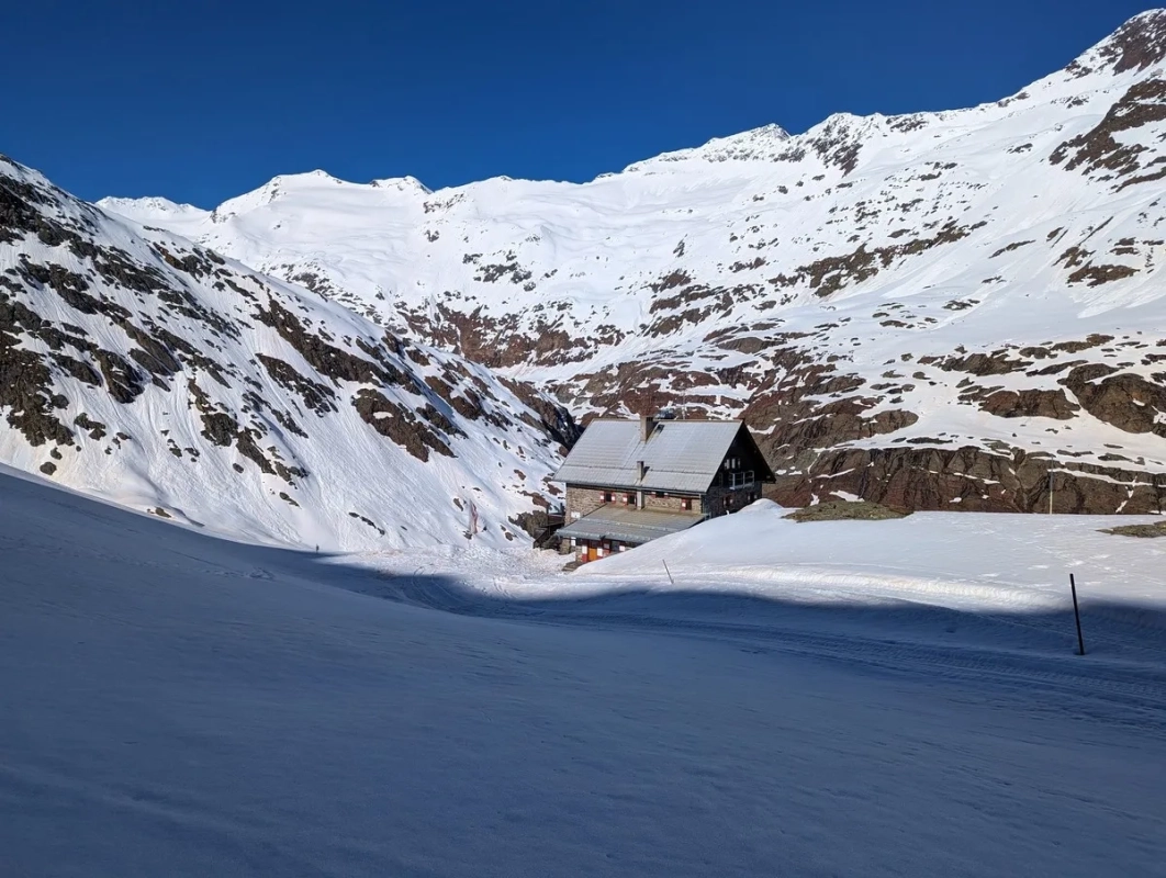 Die Langtalereckhütte im Frühling Die Langtalereckhütte im Frühling