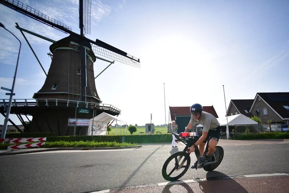 Brock Hoel auf der Radstrecke beim IRONMAN 70.3 Westfriesland 2025 (Foto: © Alexander Koerner; Getty Images For Ironman) Brock Hoel auf der Radstrecke beim IRONMAN 70.3 Westfriesland 2025 (Foto: © Alexander Koerner; Getty Images For Ironman)