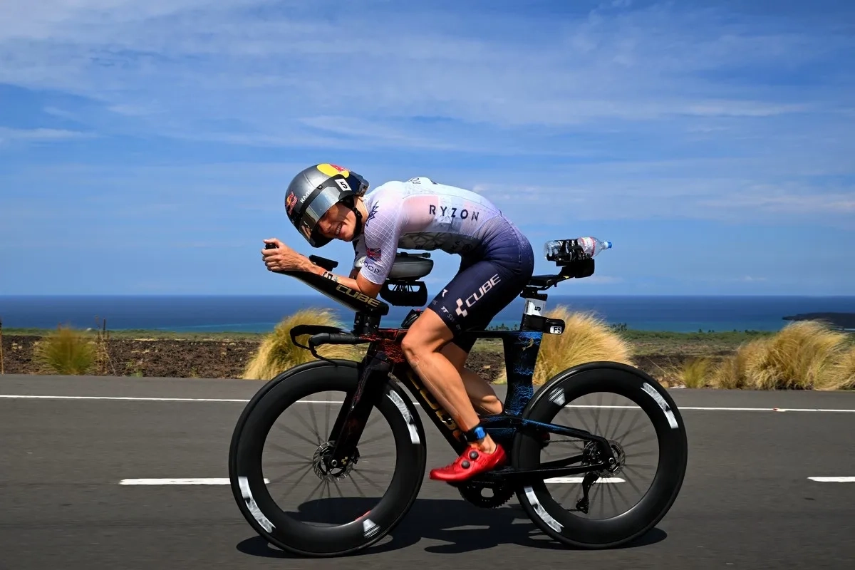 Ironman Hawaii 2025: Eine Triathletin auf der Radstrecke (Foto: © Donald Miralle for IRONMAN) Ironman Hawaii 2025: Eine Triathletin auf der Radstrecke (Foto: © Donald Miralle for IRONMAN)
