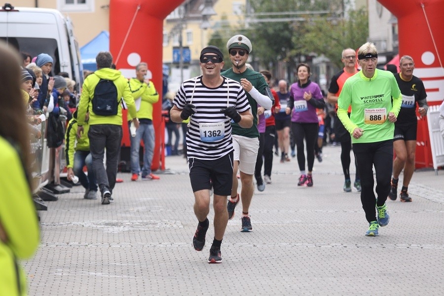 Verbrecherjagd beim Jedermannlauf (c) Walter Lehnert Verbrecherjagd beim Jedermannlauf (c) Walter Lehnert