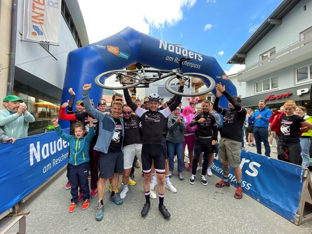 Robert Petzold (mitte) aus Deutschland überquerte nach 540 Kilometern als erster die Ziellinie des „Race Across The Alps” 2023. Foto: © TVB Tiroler Oberland / Manuel Baldauf Robert Petzold (mitte) aus Deutschland überquerte nach 540 Kilometern als erster die Ziellinie des „Race Across The Alps” 2023. Foto: © TVB Tiroler Oberland / Manuel Baldauf