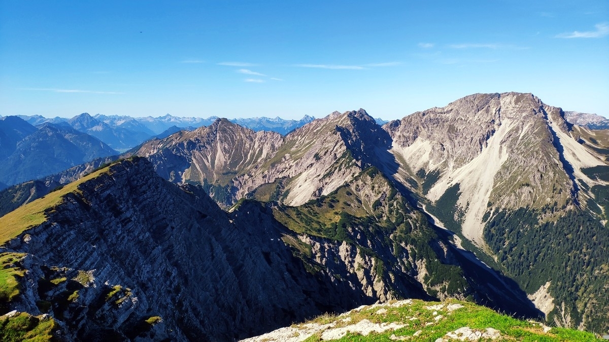 Frieder-Kreuzspitze Überschreitung 21: Blick von der Friederspitze auf den gesamten Grat. Frieder-Kreuzspitze Überschreitung 21: Blick von der Friederspitze auf den gesamten Grat.