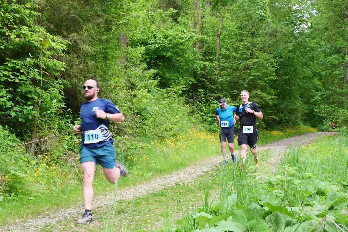 Läufer auf der Strecke beim Erlebnislauf Langenwang 2025 (Foto: © Veranstalter) Läufer auf der Strecke beim Erlebnislauf Langenwang 2025 (Foto: © Veranstalter)