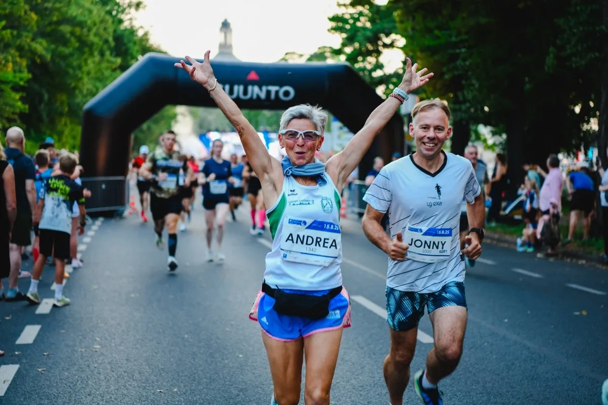 Gute Laune beim Dresdner Nachtlauf 2025 (© Moritz Schlieb) Gute Laune beim Dresdner Nachtlauf 2025 (© Moritz Schlieb)