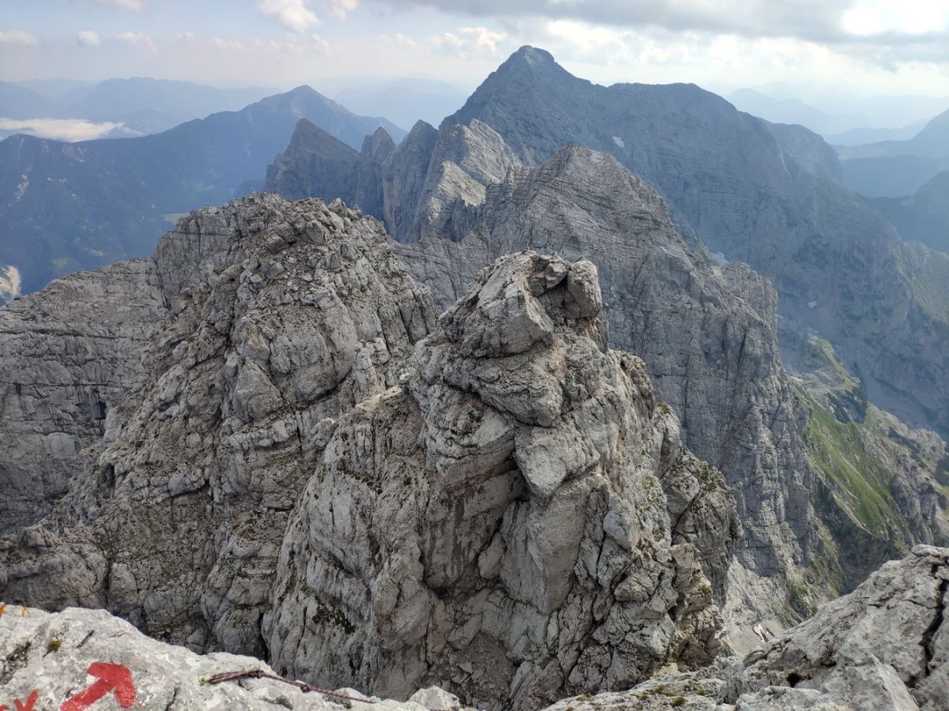25 Große Gesäuseüberschreitung: Blick vom Großen Ödstein auf die weitere Route. Zentral ganz oben das Hochtor, dahinter links am Ende die Planspitze, der letzte Gipfel der Gesäuseüberschreitung. Sieht übrigens deutlich schwerer aus, als es ist 25 Große Gesäuseüberschreitung: Blick vom Großen Ödstein auf die weitere Route. Zentral ganz oben das Hochtor, dahinter links am Ende die Planspitze, der letzte Gipfel der Gesäuseüberschreitung. Sieht übrigens deutlich schwerer aus, als es ist