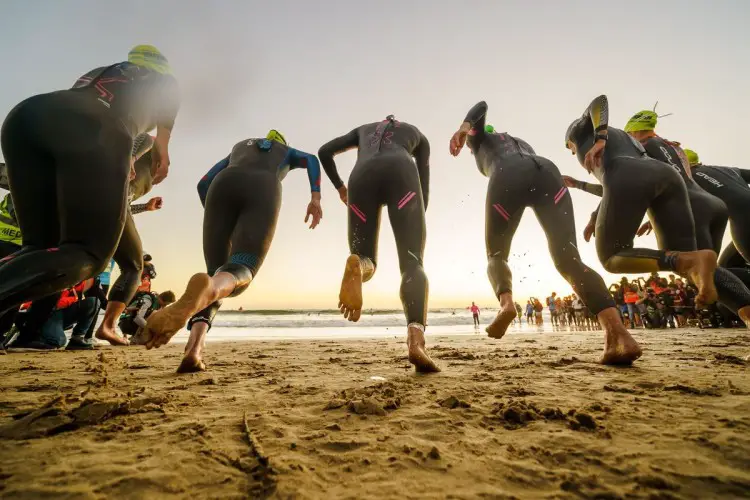 And off they go! Athletes sprint out and into the swim at the 2019 IRONMAN African Championship. Foto: Chris Hitchcock for IRONMAN