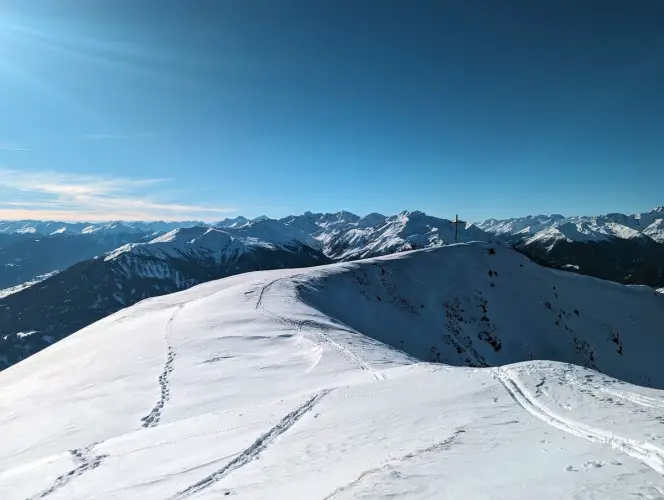 Venet Skitour 12: Blick vom höchsten Punkt auf das Gipfelkreuz