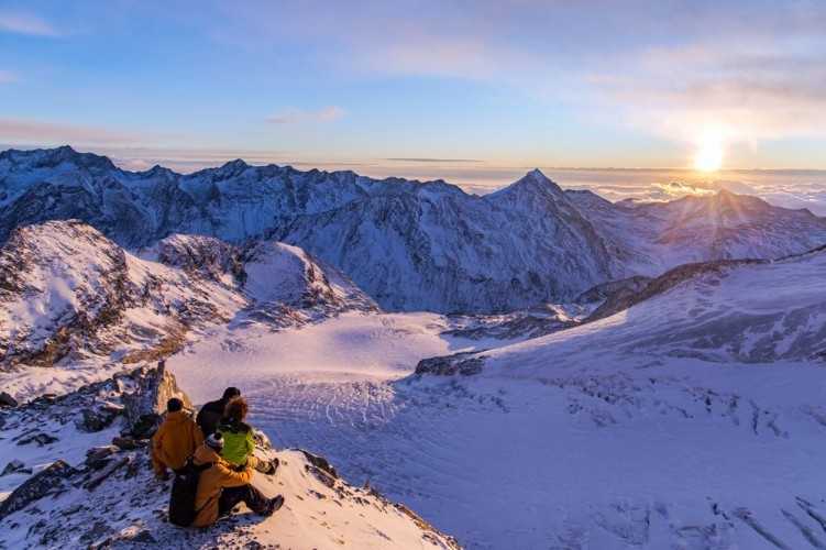 Den Sonnenaufgang auf 3&#039;500 Metern beim Mittelallalin geniessen. Unvergessliches Erlebnis Virgin Skiing in Saas-Fee. (PPR/Saastal Tourismus AG/Buntye)