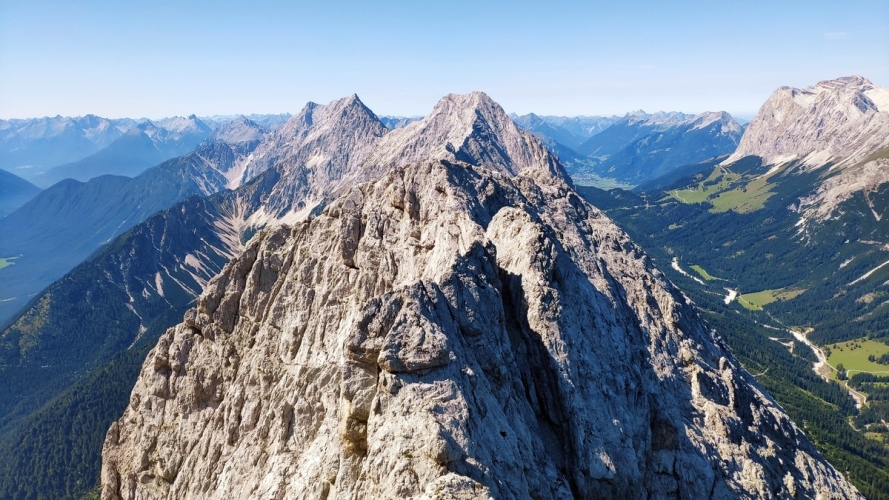 Hohe Munde Überschreitung 19: Blick zurück kurz vor dem Gipfel zum Klettersteig mit Karkopf und Hochwand im Hintergrund.