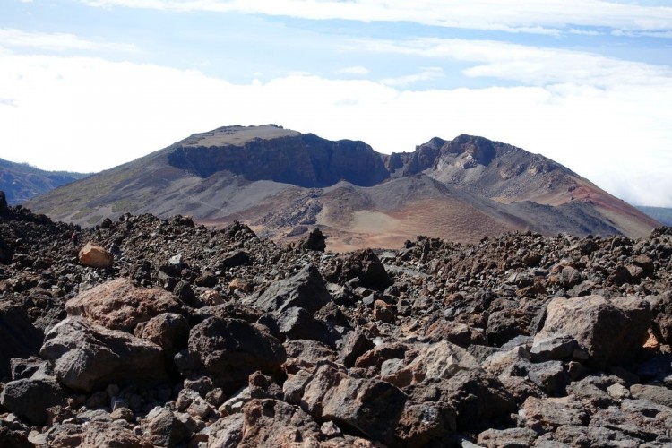 Pico del Teide - Normalweg: Blick von der Höhe der Bergstation auf einen benachbarten Vulkanberg. Dort erreicht man übrigens den Krater ohne Permit (Genehmigung).