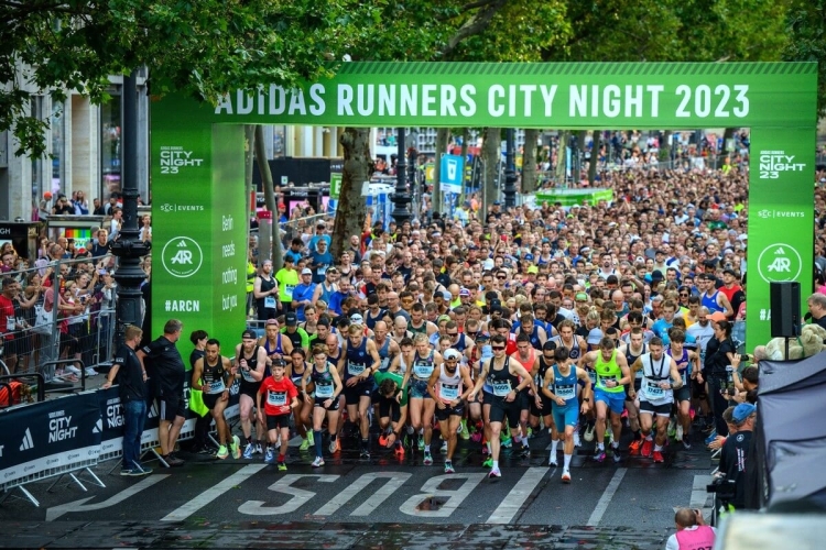 Große Läuferschar bei der adidas Runners City Night 2023. Foto: SCC EVENTS_camera4