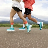 Zwei Läufer mit den Laufschuh Asics Gel Nimbus