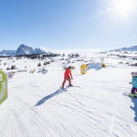 Seiser Alm (Alpe di Siusi) Skifahren mit Kindern (C) Seiser Alm Marketing_IDM Südtirol Harald Wisthaler