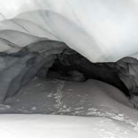 Skitour Granatenkogel 06: Der Eingang in die große Gletscherhöhle.