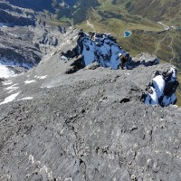 Eiger-Überschreitung-via-Mittellegigrat-31: Abstieg über die Westflanke. Zuerst über ein steiles Schneefeld, dann zumeist über brüchigen Felsen