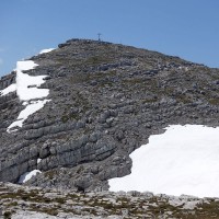 Warscheneck via Südost-Grat: Nun geht es Richtung Linzer Hütte bergab. Blick auf den Gipfel