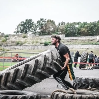 Ein Mann beim Obstacle City Run Berlin