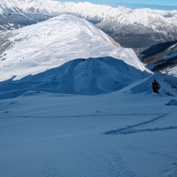 Sechszeiger Skitour 06: Spuren im steilen Gelände. Sieht auf dem Foto deutlich flacher aus.