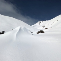 Skitour Hochreichkopf 07: Der flachere Abschnitt rechts neben dem Steilhang ist optimal für den Aufstieg.