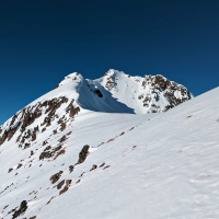 Skitour Schafhimmel 24: Oben angekommen am Kamm sehe ich, dass die Route über den Grat zum Schafhimmel nicht begehbar ist. Der Gipfel kann also im Winter über diese Variante kaum erreicht werden.