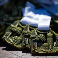 Die Medaillen vom Potsdamer Drittelmarathon 2024. Foto: © Daniel Angerer