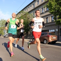 Foto beim Weltrekordlauf 2023 in Litauen: Von li. A. Sorokin, hinten P. Wiersma (Comrades-Sieger 2024), re. R.Kancys, im Rennen als Pacer tätig.
