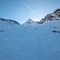 Eiskögele Skitour 16: Der Aufstieg führt nun nach rechts in die Scharte zu einem kurzen Steig.