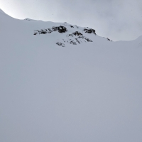 Skitour Tonigenkogel 09: Der Steilhang vor dem Gipfel. Links die direkte, steilere Variante, rechts die etwas flachere Variante.