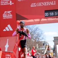 Berliner Halbmarathon 2025: Amanal Petros läuft deutschen Rekord in 59:31 Minuten