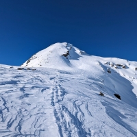 Skitour Glockturm 16: Der weitere Aufstieg führt nun rechts in den Hang, der etwas flacher (aber trotzdem steil) und weniger vereist ist.