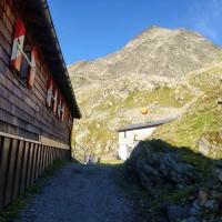 Habicht Normalweg 14: Hinter der Innsbrucker Hütte dem nun felsigen Weg folgen.