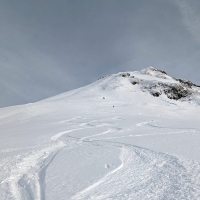 Skitour Tschachaun 12: Westhang des Gipfels mit schöner Pulverabfahrt. Bei mehr Schnee kann man hier natürlich auch vom Gipfel direkt abfahren.