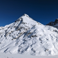 Skitour Murkarspitze 06: Der mächtige Schrankogel. Noch ist zu wenig Schnee für eine Skitour auf diesen Gipfel.