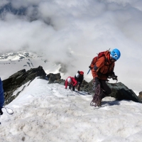 Grossglockner (70) Sehr viele Bergsteiger sind heute vom Stüdlgrat aus unterwegs