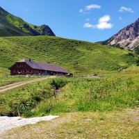 Fundelkopf 05: Die Palüd Alpe mit Jausenstation.