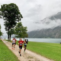 Auch bei herbstlichem Wetter eine einmalige Kulisse für die Läufer: der See und die Berge. Foto: Achensee Tourismus