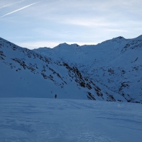 Eiskögele Skitour 37: Zwischen Langtalereckhütte und Schönwieshütte muss wieder aufgefellt werden. Es folgt ein etwa 100 Höhenmeter langer Zwischenaufstieg, der über der Schönwieshütte endet.