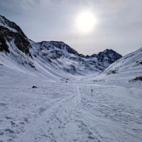 Skitour Schöntalspitze 04: Hier kurz nach der Materialseilbahn, wo nun der Weiterweg nach links abzweigt. Blick auf die Grubenwand.