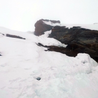 Eiskögele Skitour 19: Die Schlüsselsteile bei diesen Bedingungen ist der Steig zum Grat-Einstieg. Ski-Depot kurz darunter