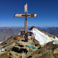 Monte Cevedale Hochtour 42: Gipfel und im Hintergrund die Zufallspitze