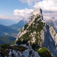 Arnspitzen Überschreitung 25: Gipfelkreuz der Mittleren Arnspitze mit der Arnplattenspitze im Hintergrund.