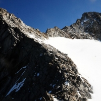 So nah und doch so fern. Rechts im Bild der Gipfel. Allerdigns beginnt in Kürze die lange und intensive Kletterei entlang des Grates.
